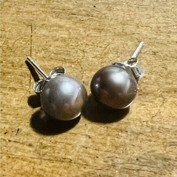 AAA 6mm brown gray pearl studs - Picture 3 of 3